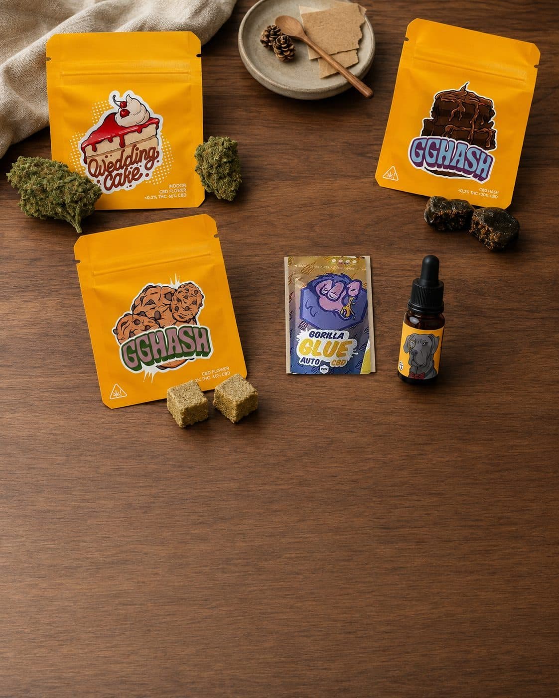 Bolsas amarillas Wedding Cake y GGHASH junto a cogollos, bloques prensados, un sobre Gorilla Glue y un frasco con cuentagotas. Bolsas amarillas Wedding Cake y GGHASH junto a cogollos, bloques prensados, un sobre Gorilla Glue y un frasco con cuentagotas.
