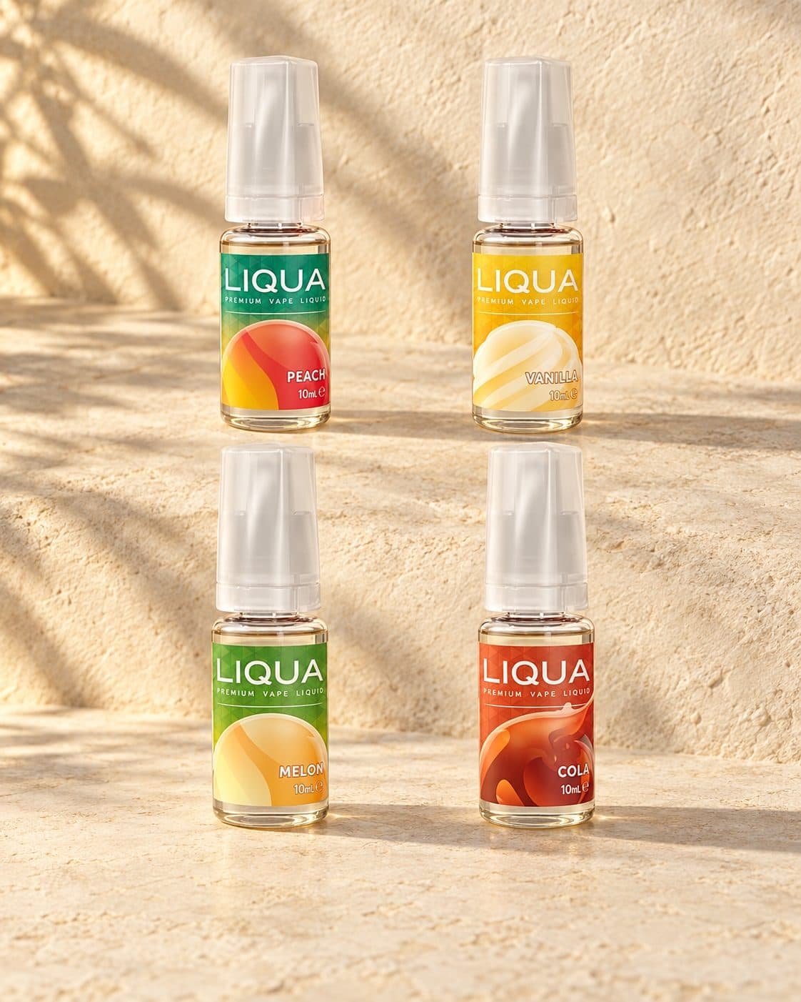 Cuatro frascos LIQUA de 10 ml, etiquetados Peach, Vanilla, Melon y Cola, dispuestos en dos alturas sobre una superficie beige. Cuatro frascos LIQUA de 10 ml, etiquetados Peach, Vanilla, Melon y Cola, dispuestos en dos alturas sobre una superficie beige.