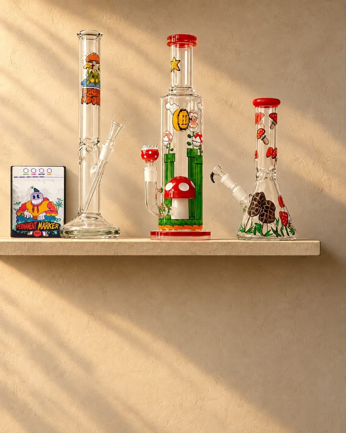 Tres bongs transparentes en una repisa: uno recto con dibujos, otro con setas y tubos verdes y un tercero de base cónica con setas. Tres bongs transparentes en una repisa: uno recto con dibujos, otro con setas y tubos verdes y un tercero de base cónica con setas.