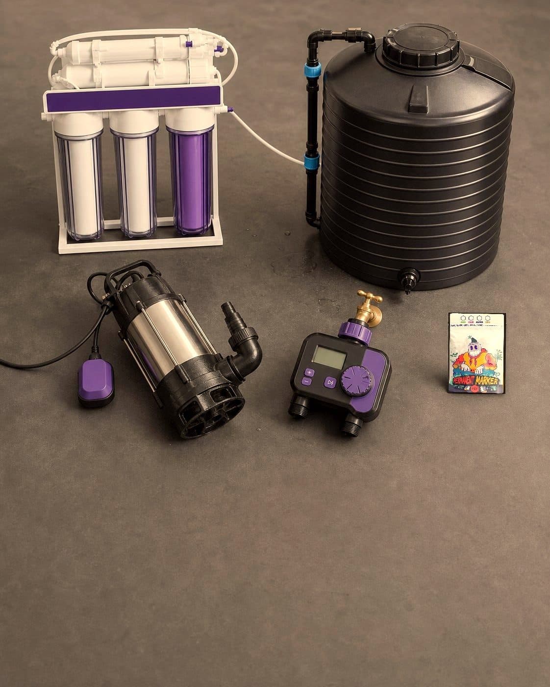 Componentes de riego sobre una superficie gris: filtro de agua, depósito negro, bomba sumergible y programador con grifo. Componentes de riego sobre una superficie gris: filtro de agua, depósito negro, bomba sumergible y programador con grifo.