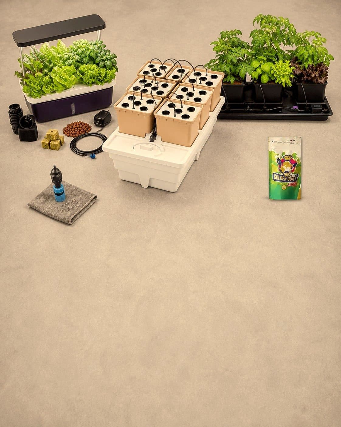 Módulos de cultivo con orificios y tubos sobre un depósito blanco, junto a un huerto con luz y macetas con plantas en bandeja. Módulos de cultivo con orificios y tubos sobre un depósito blanco, junto a un huerto con luz y macetas con plantas en bandeja.