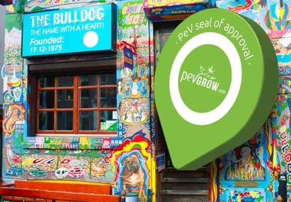 Fachada colorida de The Bulldog The First en Ámsterdam