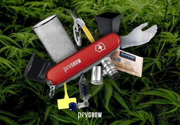 Montaje de una navaja roja Pevgrow rodeada de tijeras, maceta, guante y accesorios de cultivo sobre un fondo de plantas de cannabis. Montaje de una navaja roja Pevgrow rodeada de tijeras, maceta, guante y accesorios de cultivo sobre un fondo de plantas de cannabis.