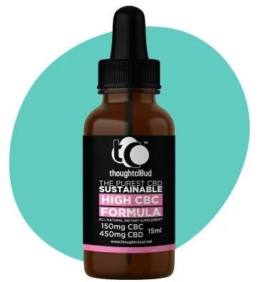 Frasco ámbar con cuentagotas negro y etiqueta Thoughtcloud «High CBC Formula», con 150 mg CBC y 450 mg CBD, ante un fondo turquesa.