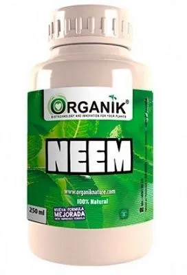 Bote blanco con tapón de rosca y etiqueta verde de Organik, con «NEEM» en grandes letras blancas y contenido de 250 ml. Bote blanco con tapón de rosca y etiqueta verde de Organik, con «NEEM» en grandes letras blancas y contenido de 250 ml.