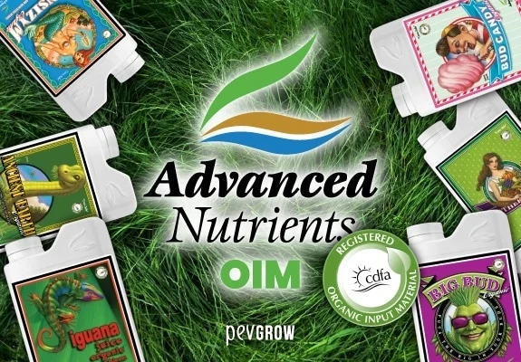 Logotipo de Advanced Nutrients sobre hierba, rodeado de envases de fertilizantes, con las siglas OIM y un sello de registro CDFA. Logotipo de Advanced Nutrients sobre hierba, rodeado de envases de fertilizantes, con las siglas OIM y un sello de registro CDFA.