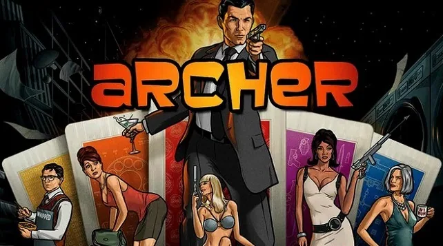 Cartel de Archer con el título naranja, un agente de traje apuntando con una pistola y otros personajes sobre cartas superpuestas.