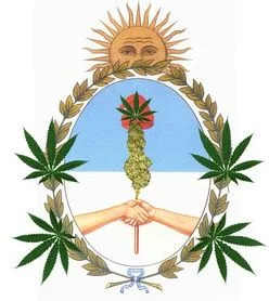 Emblema inspirado en el escudo argentino, con sol, manos estrechadas, un cogollo central y hojas de cannabis a ambos lados.