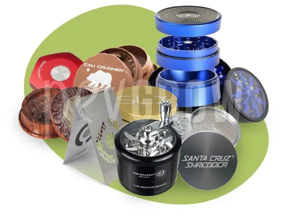 Selección de grinders de distintos diseños: modelos circulares abiertos, uno con manivela y tarjetas perforadas sobre fondo verde. Selección de grinders de distintos diseños: modelos circulares abiertos, uno con manivela y tarjetas perforadas sobre fondo verde.