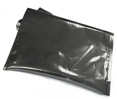 Bolsa negra opaca y brillante, aplanada y con pliegues y bordes sellados, sobre fondo blanco.