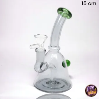 Bong transparente de base cónica, cuello curvado con borde verde y cazoleta lateral, sobre fondo blanco. Bong transparente de base cónica, cuello curvado con borde verde y cazoleta lateral, sobre fondo blanco.