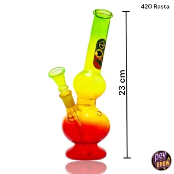 Bong de cuello inclinado y dos cámaras redondeadas, con degradado verde, amarillo y rojo y cazoleta lateral. Bong de cuello inclinado y dos cámaras redondeadas, con degradado verde, amarillo y rojo y cazoleta lateral.