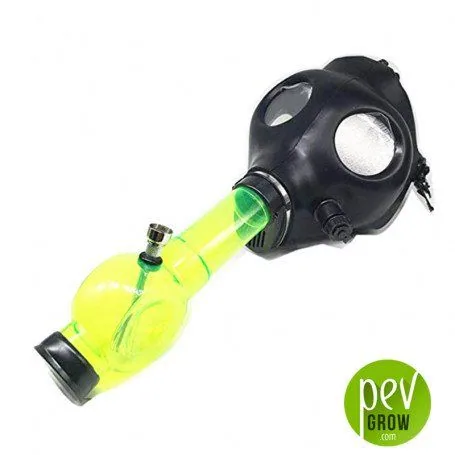 Máscara de gas negra conectada a un bong amarillo fluorescente con cazoleta lateral, colocado en diagonal sobre fondo blanco. Máscara de gas negra conectada a un bong amarillo fluorescente con cazoleta lateral, colocado en diagonal sobre fondo blanco.