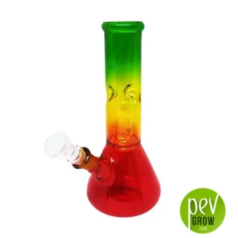 Bong de base abombada roja y tubo recto con degradado amarillo y verde, con cazoleta transparente en un lateral. Bong de base abombada roja y tubo recto con degradado amarillo y verde, con cazoleta transparente en un lateral.