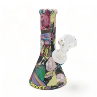 Bong de base cónica y cuello recto, decorado con personajes de dibujos multicolores y una cazoleta lateral transparente. Bong de base cónica y cuello recto, decorado con personajes de dibujos multicolores y una cazoleta lateral transparente.