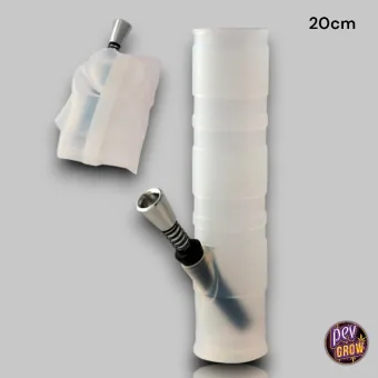 Bong blanco de cuerpo tubular con relieves y cazoleta metálica inclinada, junto a una vista del cuerpo plegado. Bong blanco de cuerpo tubular con relieves y cazoleta metálica inclinada, junto a una vista del cuerpo plegado.
