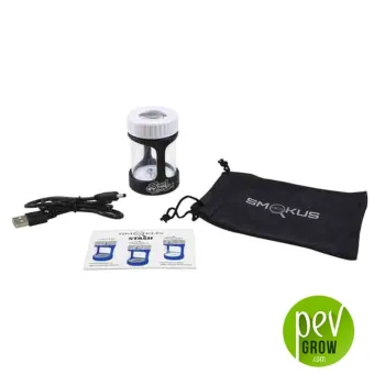 Bote Stash con tapa blanca junto a un cable USB negro, una funda negra con cordón y una tarjeta ilustrada, sobre fondo blanco. Bote Stash con tapa blanca junto a un cable USB negro, una funda negra con cordón y una tarjeta ilustrada, sobre fondo blanco.