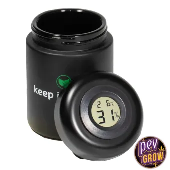 Bote negro KIF abierto con la tapa apoyada delante; el termohigrómetro integrado muestra 26 °C y 31 % de humedad. Bote negro KIF abierto con la tapa apoyada delante; el termohigrómetro integrado muestra 26 °C y 31 % de humedad.