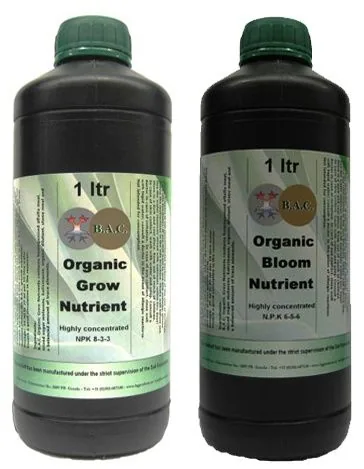 Dos botellas oscuras B.A.C. de 1 litro, con tapones verdes y etiquetas Organic Grow Nutrient y Organic Bloom Nutrient. Dos botellas oscuras B.A.C. de 1 litro, con tapones verdes y etiquetas Organic Grow Nutrient y Organic Bloom Nutrient.