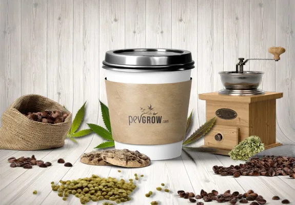 Vaso de café para llevar con logo Pevgrow, rodeado de un molinillo, granos de café, una galleta y hojas y cogollos de cannabis. Vaso de café para llevar con logo Pevgrow, rodeado de un molinillo, granos de café, una galleta y hojas y cogollos de cannabis.