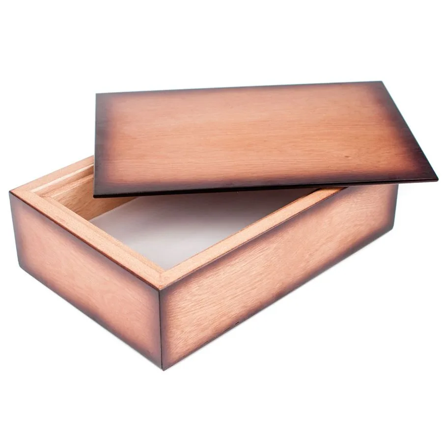 Caja rectangular de madera vacía, con la tapa desplazada en diagonal y apoyada sobre los bordes, sobre fondo blanco.