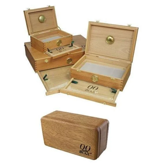 Varias cajas de madera abiertas, de distintos tamaños, con mallas y bandejas extraíbles; debajo aparece una caja cerrada.
