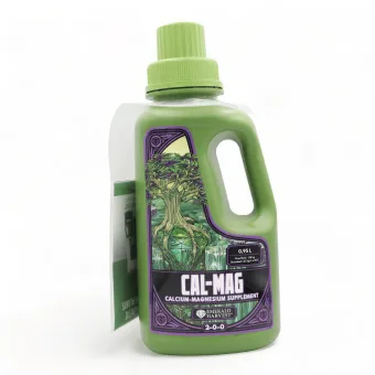 Envase verde de Cal-Mag de Emerald Harvest con asa lateral, tapón dosificador y etiqueta morada sobre fondo blanco.