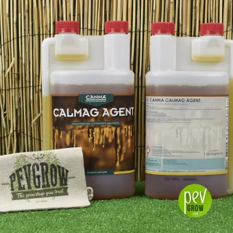 Dos envases de Canna Calmag Agent con tapones rojos y cámaras dosificadoras, mostrando las etiquetas frontal y posterior.