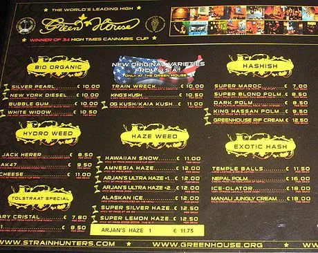 Carta de Green House con fondo negro, nombres de variedades y categorías de cannabis y hachís destacadas en amarillo. Carta de Green House con fondo negro, nombres de variedades y categorías de cannabis y hachís destacadas en amarillo.