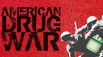 Cartel de American Drug War con grandes letras negras sobre fondo rojo y figuras de soldados junto a un bidón verde. Cartel de American Drug War con grandes letras negras sobre fondo rojo y figuras de soldados junto a un bidón verde.