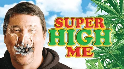 Cartel de Super High Me con un hombre con varios cigarrillos en la boca, humo y hojas de cannabis junto al título. Cartel de Super High Me con un hombre con varios cigarrillos en la boca, humo y hojas de cannabis junto al título.