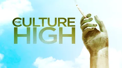 Cartel de The Culture High con letras verdes y una mano alzada que sostiene un porro sobre un cielo azul con nubes. Cartel de The Culture High con letras verdes y una mano alzada que sostiene un porro sobre un cielo azul con nubes.