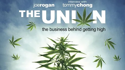 Cartel de The Union: The Business Behind Getting High, con una planta de cannabis y hojas dispersas sobre un cielo nuboso. Cartel de The Union: The Business Behind Getting High, con una planta de cannabis y hojas dispersas sobre un cielo nuboso.