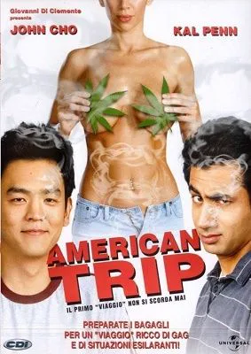 Cartel de American Trip con John Cho y Kal Penn en primer plano y una mujer con hojas de cannabis sobre el pecho al fondo.