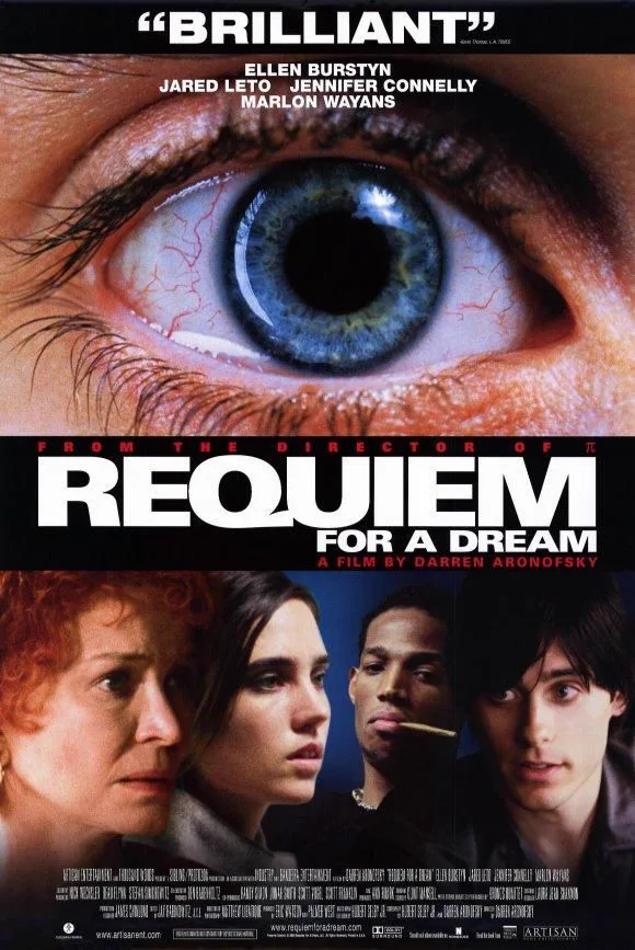 Cartel de Réquiem por un sueño con un ojo azul en primer plano, el título en blanco y cuatro personajes en la parte inferior.