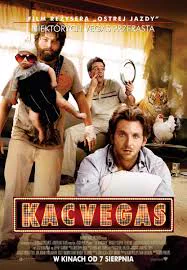 Cartel de Resacón en Las Vegas con tres hombres en una habitación desordenada, uno con un bebé en un portabebés, y el título «Kac Vegas».