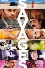Cartel de Savages con el título en grandes letras blancas verticales sobre un collage de rostros y escenas en franjas horizontales.