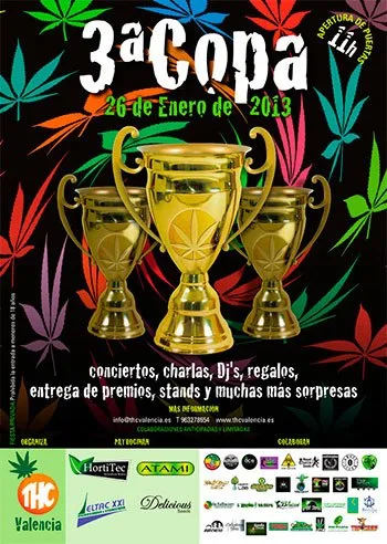 Cartel de la tercera Copa del 26 de enero de 2013, con tres trofeos dorados y hojas de cannabis multicolores sobre fondo negro. Cartel de la tercera Copa del 26 de enero de 2013, con tres trofeos dorados y hojas de cannabis multicolores sobre fondo negro.