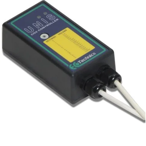 Controlador de CO₂ UNIS en caja negra rectangular, con etiqueta amarilla y dos cables blancos, visto en perspectiva sobre fondo blanco.