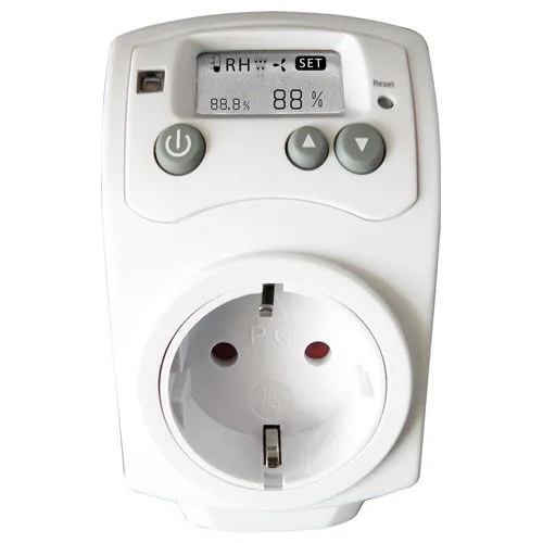 Controlador de humedad enchufable blanco, con pantalla digital, botones de encendido y ajuste y una toma de corriente frontal.
