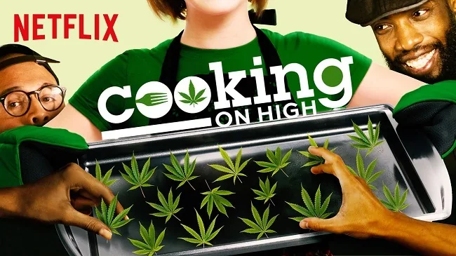 Cartel de «Cooking on High» con el logotipo de Netflix, tres personas y manos sobre una bandeja con hojas de cannabis.