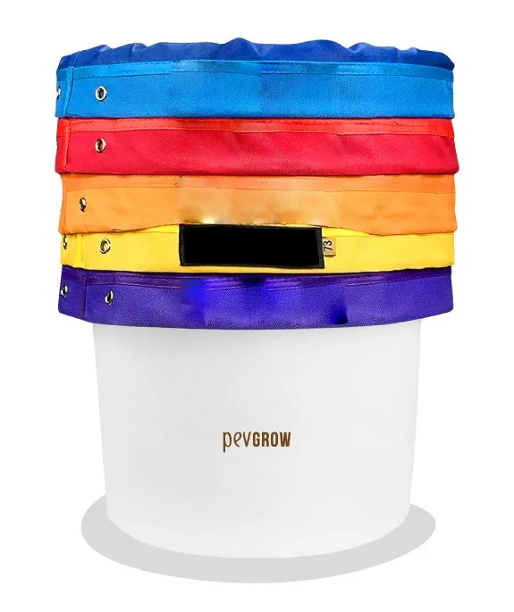 Bolsas de filtrado azules, rojas, naranjas, amarillas y violetas encajadas en un cubo blanco con el logotipo Pevgrow.