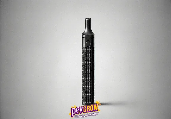 Dispositivo de vapeo negro en posición vertical, con boquilla estrecha, botón ovalado y cuerpo texturizado sobre fondo gris. Dispositivo de vapeo negro en posición vertical, con boquilla estrecha, botón ovalado y cuerpo texturizado sobre fondo gris.