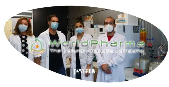 Cuatro personas con batas blancas y mascarillas posan en un laboratorio, con el logotipo Worldpharma superpuesto. Cuatro personas con batas blancas y mascarillas posan en un laboratorio, con el logotipo Worldpharma superpuesto.