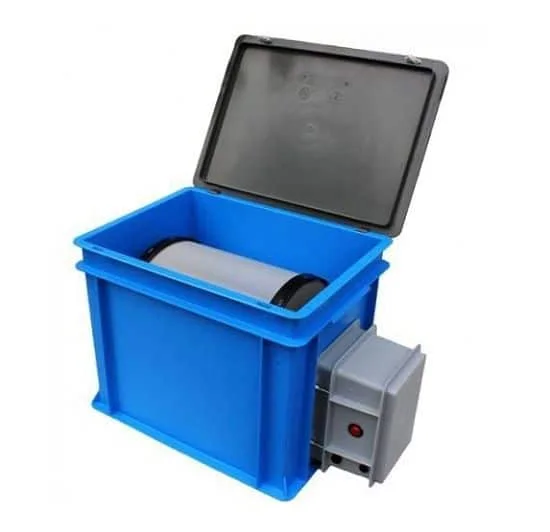Máquina de tamizado con caja azul, tapa negra abierta, tambor horizontal en el interior y motor gris en un lateral.