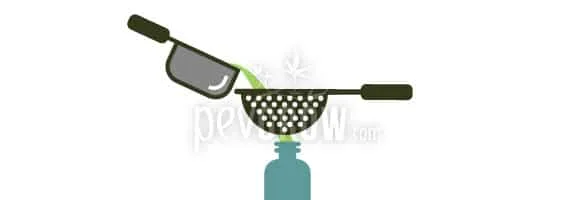 Ilustración de un cazo que vierte líquido en un colador colocado sobre la boca de una botella. Ilustración de un cazo que vierte líquido en un colador colocado sobre la boca de una botella.