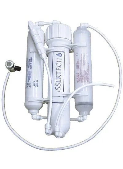 Equipo de filtración de agua con varios cartuchos blancos, tubos flexibles y un conector de grifo sobre fondo blanco.