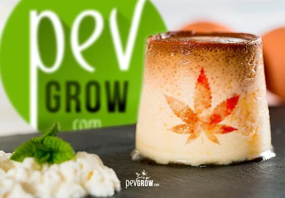 Flan con caramelo y una hoja rojiza de cannabis en el lateral, sobre una superficie oscura junto a nata y menta. Flan con caramelo y una hoja rojiza de cannabis en el lateral, sobre una superficie oscura junto a nata y menta.