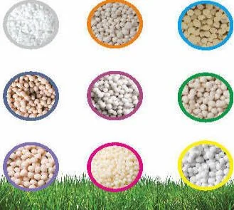 Nueve muestras de fertilizantes con gránulos y partículas de distintos tamaños y colores, en círculos sobre fondo blanco con césped al pie.