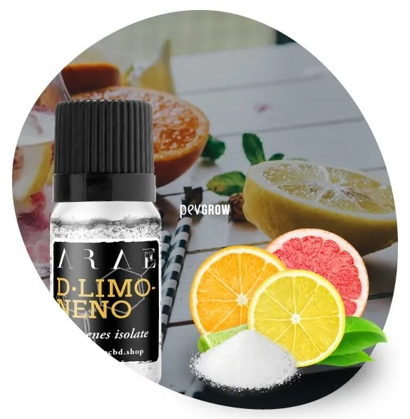 Frasco con tapón negro y etiqueta «D-LIMONENO» junto a cítricos cortados, hojas verdes y un montículo de polvo blanco. Frasco con tapón negro y etiqueta «D-LIMONENO» junto a cítricos cortados, hojas verdes y un montículo de polvo blanco.